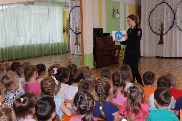 Правила дорожной безопасности изучают юные жители Волжского района