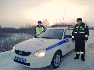 В Татарстане автоинспекторы помогли водителю, у которого закончилось топливо на трассе