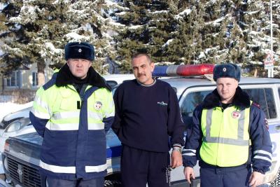 Сотрудники Госавтоинспекции Алтайского края оказали помощь водителю, попавшему в сложную дорожную ситуацию