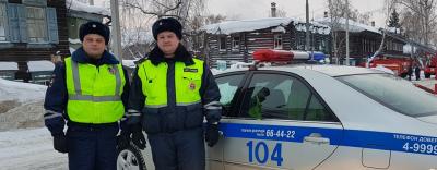 В Томске инспекторы дорожно-патрульной службы спасли жильцов горящего дома
