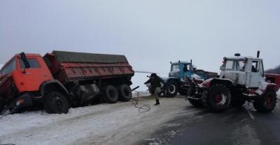В Белгородской области сотрудники Госавтоинспекции помогли водителю выбраться из кювета