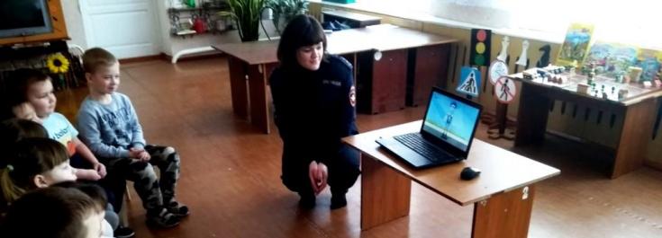 В Белгородской области инструкторы мобильной кинолаборатории научили дошкольников пользоваться безопасными маршрутами