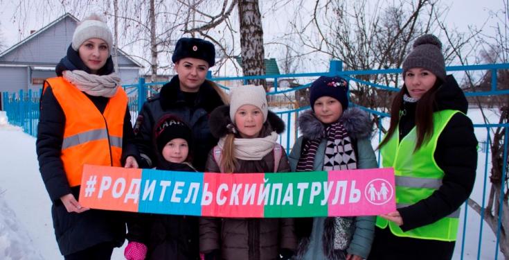 В салонах брянских школьных автобусов «родительские патрули» проводят инструктажи с учащимися по закреплению навыков безопасного поведения пассажиров
