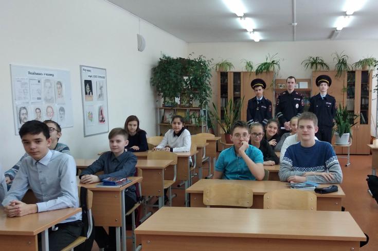 В Дзержинском районе госавтоинспекторы и ЮИДовцы провели профилактическую беседу для школьников