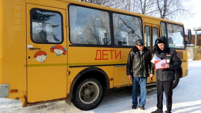 Сотрудники Госавтоинспекции проводят проверки технического состояния транспортных средств