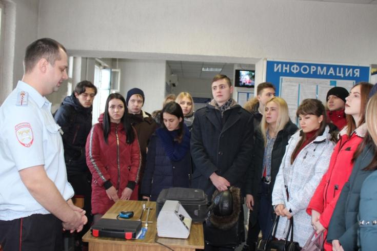 В Канске добровольцы «Дорожной дружины» пригласили в свои ряды студентов