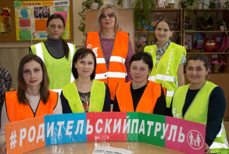 В салонах брянских школьных автобусов «родительские патрули» проводят для учащихся инструктажи по правилам безопасного поведения пассажиров