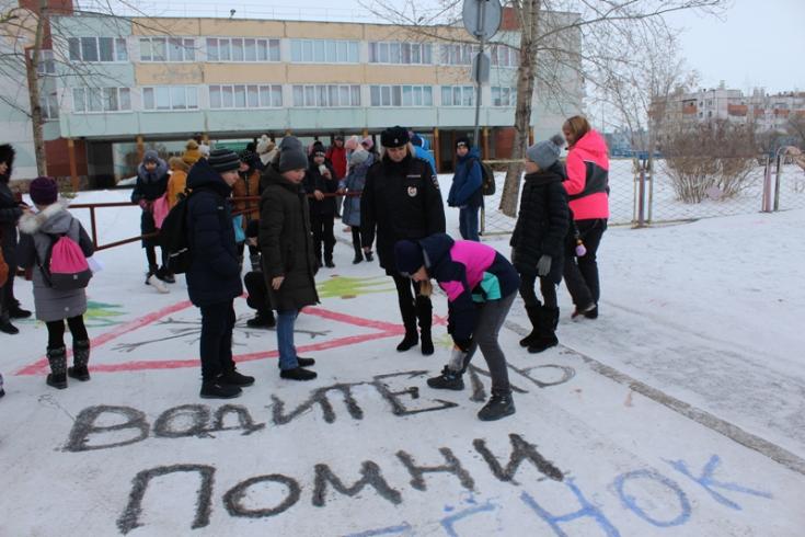 Красноярские школьники призывают водителей к безопасности на дорогах с помощью хештегов на снегу