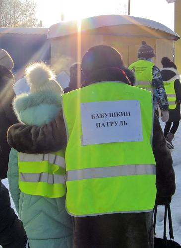 Томские пенсионерки и школьники призвали пешеходов старшего поколения соблюдать правила дорожного движения