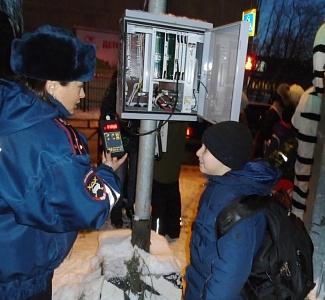 СОТРУДНИКИ БАТАЛЬОНА ДПС ПРОВЕЛИ В МУРМАНСКЕ ДОРОЖНУЮ АКЦИЮ ДЛЯ ПЕШЕХОДОВ «КНОПКА БЕЗОПАСНОСТИ».