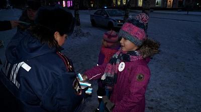 ПОЛИЦЕЙСКИЙ ДЕД МОРОЗ И ЕГО СКАЗОЧНАЯ СВИТА ПОМОГЛИ ДЕТЯМ И РОДИТЕЛЯМ БЕЗОПАСНО ПРОВЕСТИ КАНИКУЛЫ