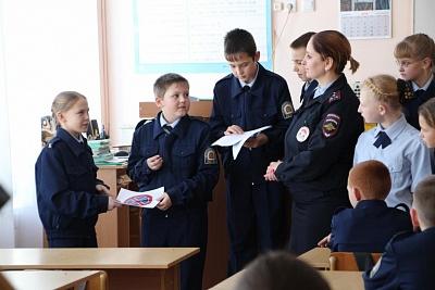 ПРЕДСЕДАТЕЛЬ СОВЕТА ВЕТЕРАНОВ ОРГАНОВ ВНУТРЕННИХ ДЕЛ АЛЕКСЕЙ ПЕШКОВ ПРОВЕЛ «УРОК БЕЗОПАСНОСТИ» ДЛЯ ВОСПИТАННИКОВ КАДЕТСКОГО КЛАССА