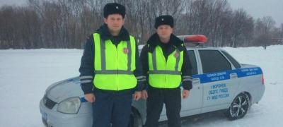 В Воронежской области сотрудники Госавтоинспекции оказали помощь замерзающему на трассе водителю