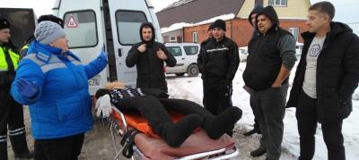 Тюменские медики на парковках проводят трассовые ликбезы по оказанию помощи пострадавшим в ДТП