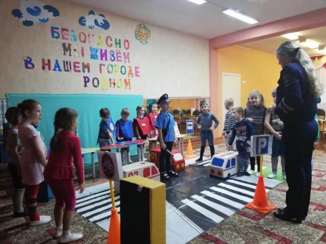 Белгородские дошкольники отрабатывают ПДД на учебно-тренировочных площадках