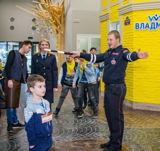 Белгородские автоинспекторы провели мастер-класс для посетителей детского города мастеров