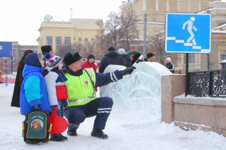 Красноярские школьники призывают водителей к безопасности на дорогах с помощью хештегов на снегу
