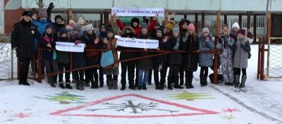 Красноярские школьники призывают водителей к безопасности на дорогах с помощью хештегов на снегу