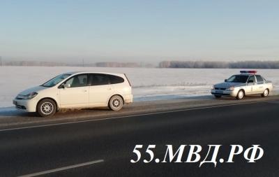 Омские автоинспекторы пришли на помощь замерзающему водителю