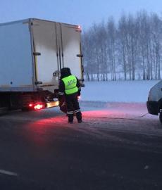 В Татарстане автоинспекторы помогли иногороднему водителю, оказавшемуся в трудной ситуации на дороге