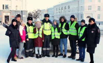 В Чебоксарах сотрудники ГИБДД и студенты провели акцию «ЗАЧЕТный водитель» и «ЗАЧЕТный пешеход», приуроченную ко Дню студенчества