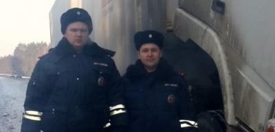Инспекторы ДПС Удмуртии в сильный мороз помогли замерзающему водителю на загородной трассе