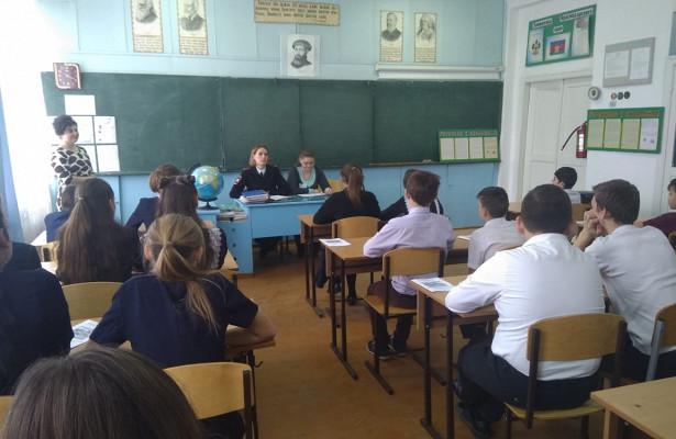 Школьников предостерегли от невнимательности на дорогах