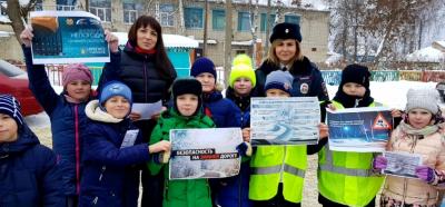 С помощью «живой инсталляции» автоинспекторы и ЮИДовцы призвали брянских водителей к выбору безопасных моделей поведения в различных погодных условиях