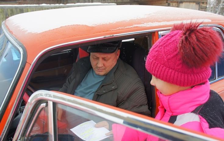 В северных отдаленных поселениях родительские патрули заступили на охрану безопасности детей на дороге.