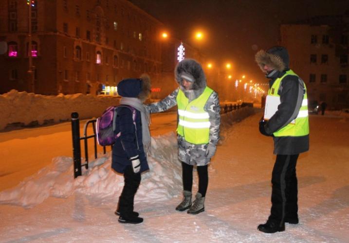 В Норильске сотрудники ГИБДД вместе с родительским патрулем вышли на патрулирование в районе своей школы.