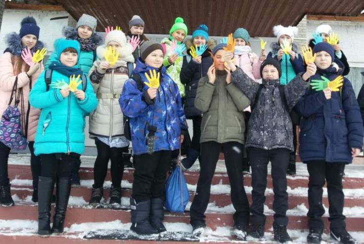 В городе Шарыпово в международный «День спасибо» сотрудники Госавтоинспекции вместе с учащимися школы вышли на дорогу, чтобы сказать «Спасибо» всем участникам дорожного движения.