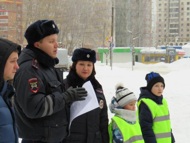 В Кирове автоинспекторы организовали открытую площадку по безопасности дорожного движения