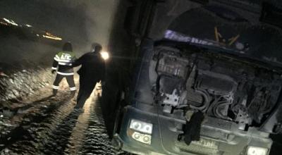 В Татарстане сотрудники ГИБДД потушили загоревшийся грузовой автомобиль