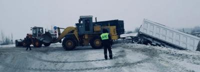В Белгородской области сотрудники ГИБДД помогли водителю большегруза выбраться из снежной ловушки