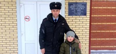 Сотрудник новгородской Госавтоинспекции посетил ребенка, которого спас из горящего дома