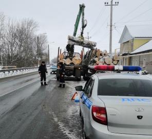 В Воронежской области сотрудники Госавтоинспекции оказали помощь водителю большегруза