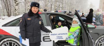 В Кирове автоинспекторы организовали открытую площадку по безопасности дорожного движения