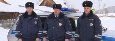 В республике Алтай автоинспекторы помогли матери с ребенком выбраться из перевернувшегося автомобиля