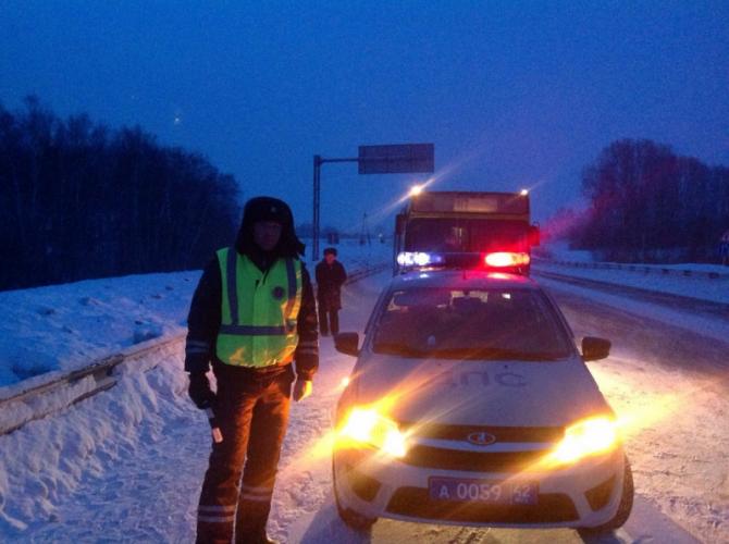 В Кемеровской области сотрудники ГИБДД оказали помощь пассажирам междугороднего автобуса