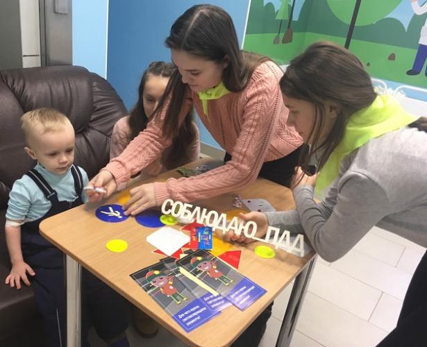 Сотрудники ГИБДД и их юные помощники провели эксперименты по дорожной безопасности для посетителей детской поликлиники Сыктывкара
