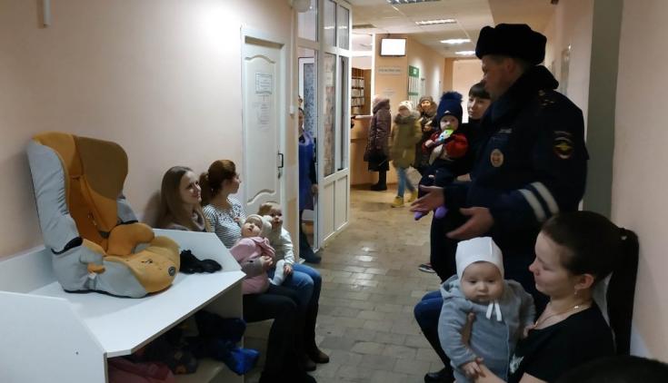 В Кировской области молодые родители повторяют правила перевозки детей в автомобиле, ожидая очереди на прием к врачу