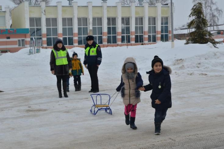 В Белгородской области будущие первоклассники отрабатывают безопасные маршруты к местам образовательных учреждений и обратно на дорожных практикумах