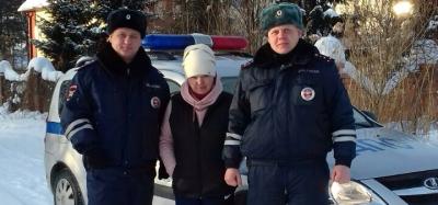 Жительница тюменского сельского поселения поблагодарила автоинспекторов за помощь на дороге и моральную поддержку