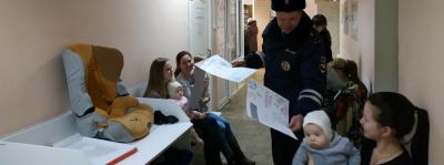 В Кировской области молодые родители повторяют правила перевозки детей в автомобиле, ожидая очереди на прием к врачу