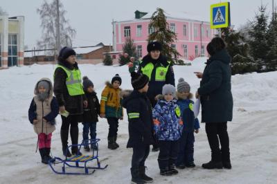 В Белгородской области будущие первоклассники отрабатывают безопасные маршруты к местам образовательных учреждений и обратно на дорожных практикумах