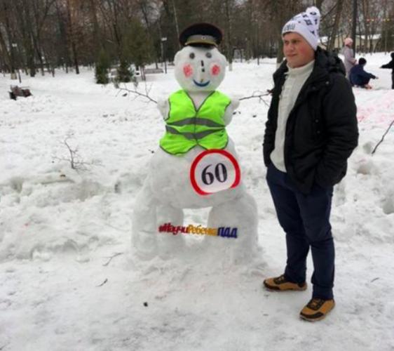 В Брянске слепили снеговика-сотрудника ДПС