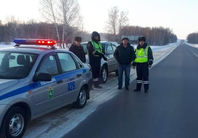 В Томской области полицейские помогли замерзающим на трассе гражданам