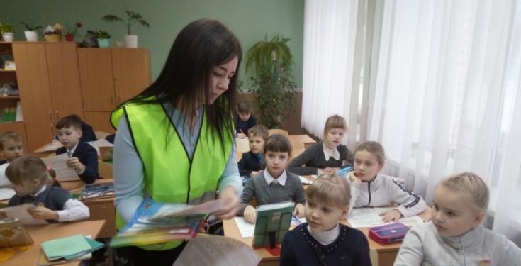 В Брянске волонтеры проводят со школьниками тренинги по правилам дорожного движения