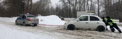 Кировские автоинспекторы оказывают помощь водителям в снегопад