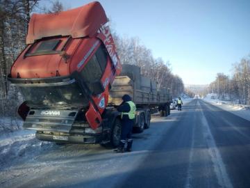Инспекторы ДПС в Челябинской области помогли на трассе 20 водителям, попавшим в затруднительное положение на дороге в морозную погоду